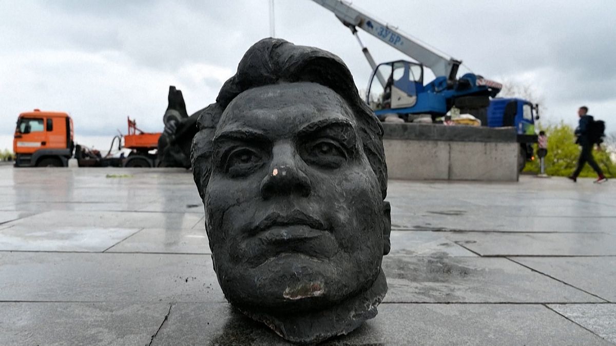 Kyiv demolishes Ukraine-Russia friendship monument