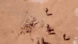 Diese Drohnenbildner sollen zeigen, wie russische Söldner Gräber inszenieren.
