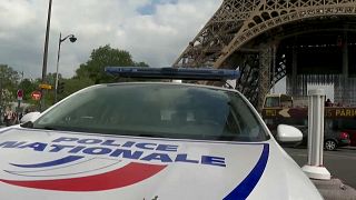 الشرطة الفرنسية تداهم باعة متجولين غير قانونيين حول برج إيفيل