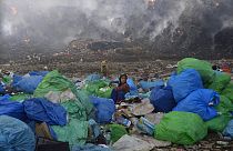 Müllsammlerin an der brennenden Kippe Bhalswa in Neu-Delhi.