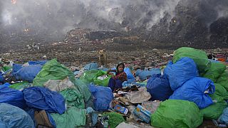 Müllsammlerin an der brennenden Kippe Bhalswa in Neu-Delhi.