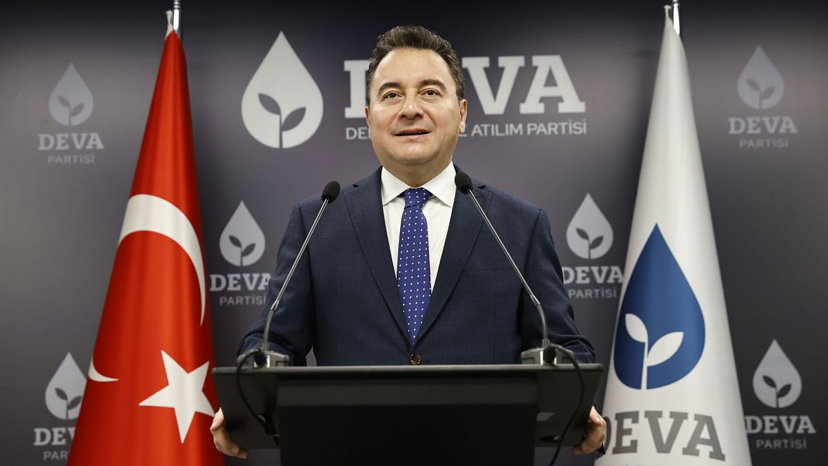 Demokrasi ve Atılım Partisi (DEVA) Genel Başkanı Ali Babacan, partisinin genel seçimlere kendi adı ve logosuyla gireceğini açıkladı