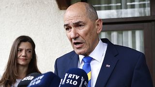 Janez Jansa szlovén miniszterelnök nyilatkozik a sajtó képviselőinek