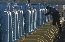 Un trabajador bielorruso, de guardia, en una estación de compresión de gas del gasoducto Yamal-Europa cerca de Nesvizh, a unos 130 km al suroeste de Minsk, capital bielorrusa.