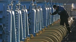 Un lavoratore bielorusso in una una stazione di compressione del gas del gasdotto Yamal-Europe vicino a Nesvizh, in Bielorussia, dicembre 2006