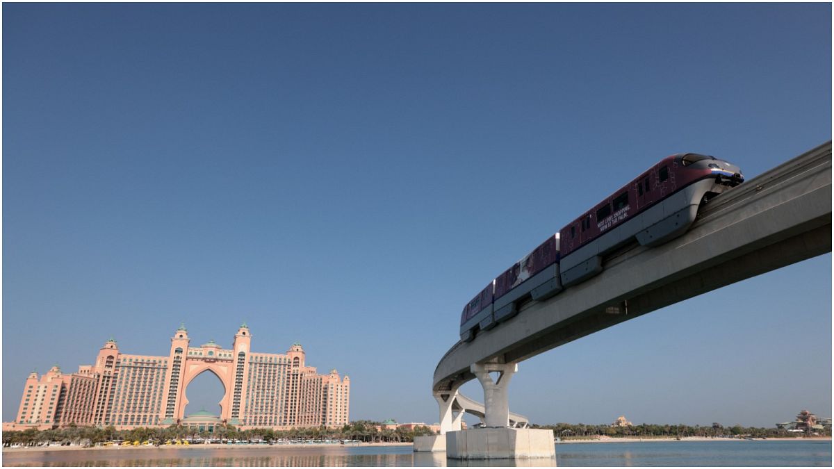 قطار مترو بدون سائق على خط أحادي فوق المياه قبالة نخلة جميرا في دبي-2020