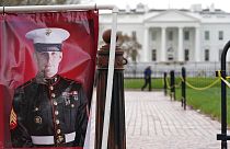Une photo de Trevor Reed, vétéran du Corps des Marines américain est affiché dans le parc Lafayette près de la Maison Blanche, le 30 mars 2022