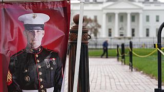 Une photo de Trevor Reed, vétéran du Corps des Marines américain est affiché dans le parc Lafayette près de la Maison Blanche, le 30 mars 2022