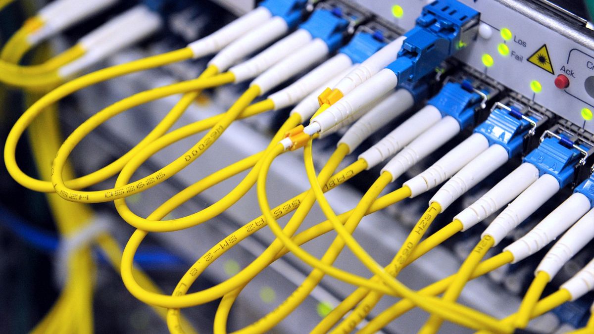 Illustration : fibres optiques connectées à un serveur dans un datacenter à Lannion, dans l'ouest de la France, le 26 août 2013