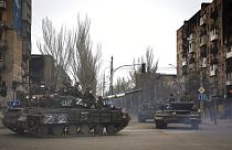 Des véhicules militaires russes se déplacent dans une zone contrôlée par les forces séparatistes soutenues par la Russie à Marioupol, en Ukraine, le samedi 23 avril 2022.
