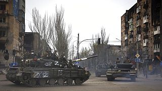 Des véhicules militaires russes se déplacent dans une zone contrôlée par les forces séparatistes soutenues par la Russie à Marioupol, en Ukraine, le samedi 23 avril 2022.
