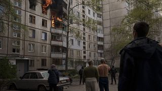 Orosz támadásban kigyulladt lakóépület Harkivban