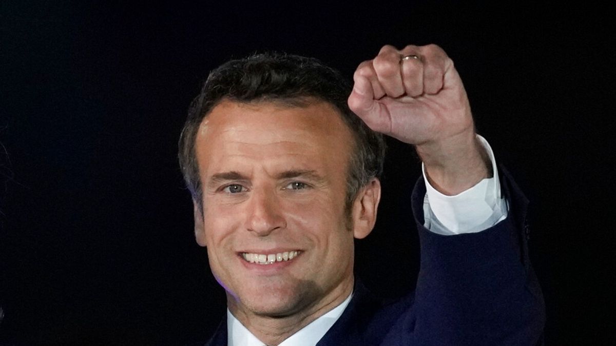 يحتفل الرئيس الفرنسي إيمانويل ماكرون مع أنصاره بعد فوزه في باريس، فرنسا، الأحد 24 أبريل 2022.