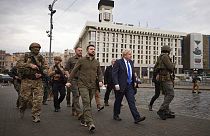 Le président ukrainien Volodymyr Zelenskyy et le Premier ministre britannique Boris Johnson, marchent pendant leur rencontre dans le centre de Kyiv, le  9 avril 2022.