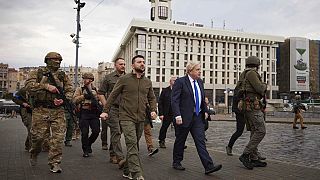 Le président ukrainien Volodymyr Zelenskyy et le Premier ministre britannique Boris Johnson, marchent pendant leur rencontre dans le centre de Kyiv, le  9 avril 2022.