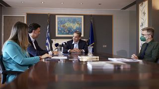 Ο πρωθυπουργός Κυριάκος Μητσοτάκης συνομιλεί με τον υπουργό Τουρισμού Βασίλη Κικίλια και την υφυπουργό Σοφία Ζαχαράκη, κατά την επίσκεψή του στο Υπουργείο Τουρισμού
