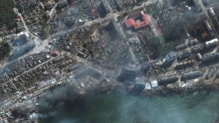 Műholdfelvétel lángba borult épületekről Irpinyben 2022. március 21-én