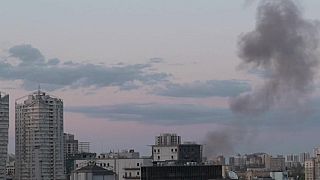 Fumée s'échappant dans le ciel de Kyiv après un bombardement dans l'ouest de la capitale ukrainienne, le 28 avril 2022