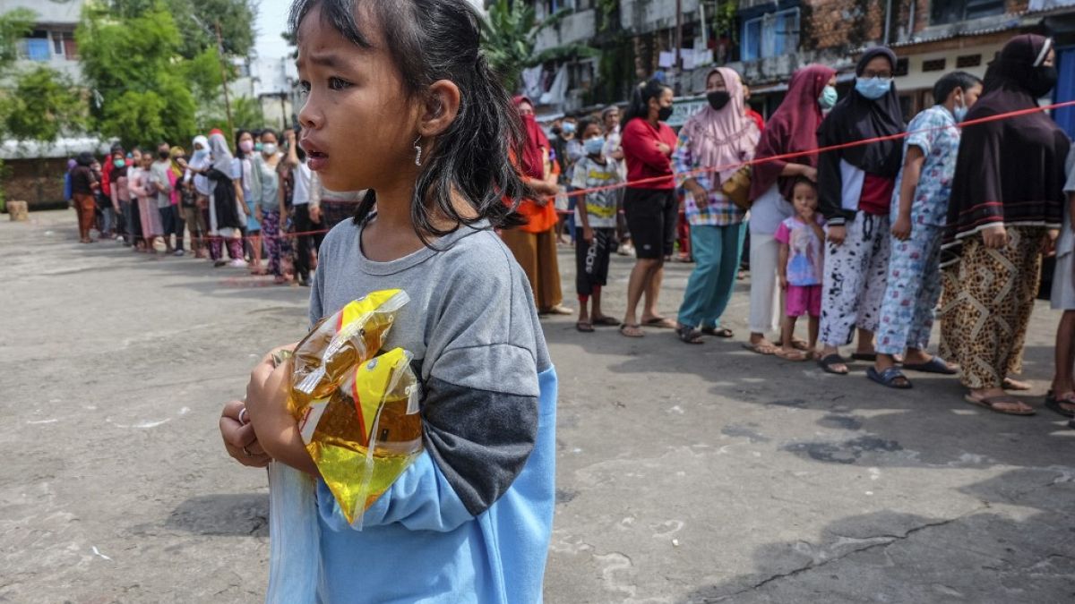 Endonezya'da dağıtım merkezleri önünde ucuz yağ satın alabilmek için kuyruk yapan halk 