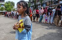Endonezya'da dağıtım merkezleri önünde ucuz yağ satın alabilmek için kuyruk yapan halk