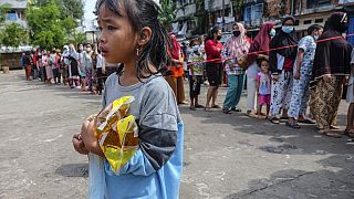 Endonezya'da dağıtım merkezleri önünde ucuz yağ satın alabilmek için kuyruk yapan halk