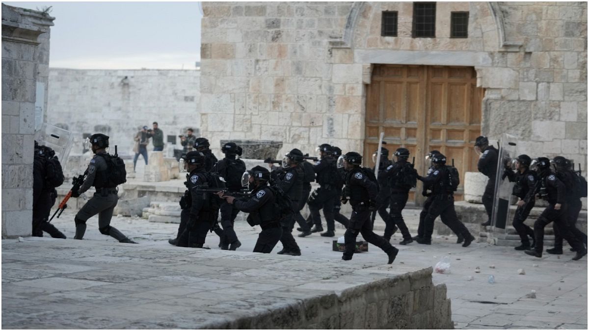 الشرطة الإسرائيلية تشتبك مع متظاهرين في المسجد الأقصى بعد صلاة الفجر في البلدة القديمة بالقدس الجمعة 22 أبريل/ نيسان 2022