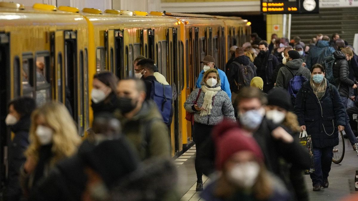 مواطنون يرتدون الكمامات في محطة مترو أنفاق في المانيا 