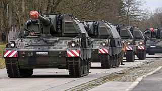 Deutsche Soldaten verladen Panzerhaubitzen für den Transport nach Litauen, 14. Februar 2022