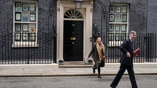 Jacob Rees-Mogg brit miniszter (jobbra) a Downing Street 10. előtt 2022 áprilisában