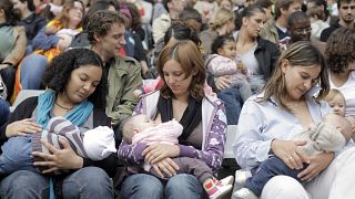 أمهات يرضعن أطفالهن في باريس (أرشيف)