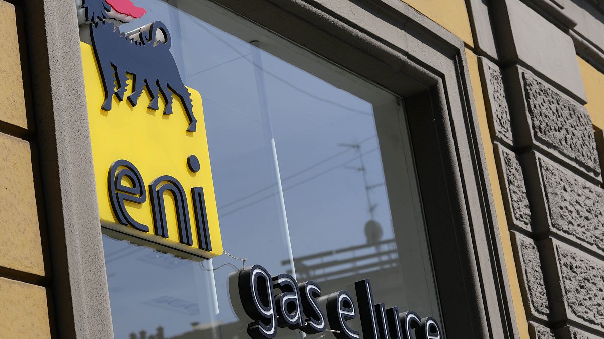 شركة "إيني" الإيطالية تستعد لفتح حساب في بنك "غازبروم"  بالروبل لتسديد ثمن إمدادت الغاز الروسي 