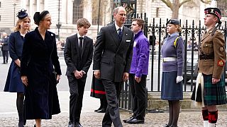 Edward wessexi gróf és családja egy Fülöp herceg emlékére rendezett istentiszteletre érkezik a Westminster-apátságba
