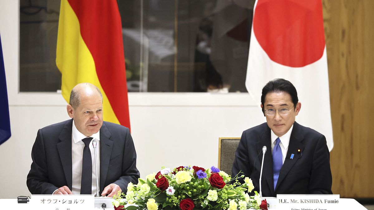 Der deutsche Kanzler Olaf Scholz mit dem japanischen Ministerpräsidenten Fumio Kishida.
