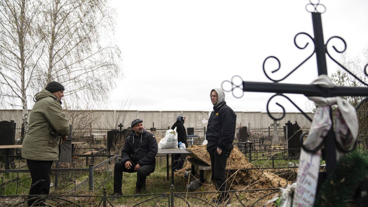 Ανάσυρση σορών αμάχων στην πόλη Μπούτσα, στα περίχωρα του Κιέβου