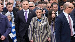 Un sobreviviente del terror del regimen nazi también asistió a la ceremonia vestido con el traje de prisionero que utilizaban en la época los judíos en Auschwitz.