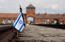 Флаг Израиля на железнодорожных путях на месте бывшего лагеря Освенцим-Биркенау во время поминовения жертв Холокоста / Польша, 28 апреля 2022 г.