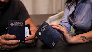 زوجان لبنانيان يحملان جوازي سفرهما قبل الهجرة إلى قبرص (أرشيف)