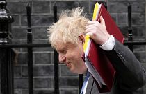 Boris Johnson a Downing Street 10 előtt 2022. április 27-én