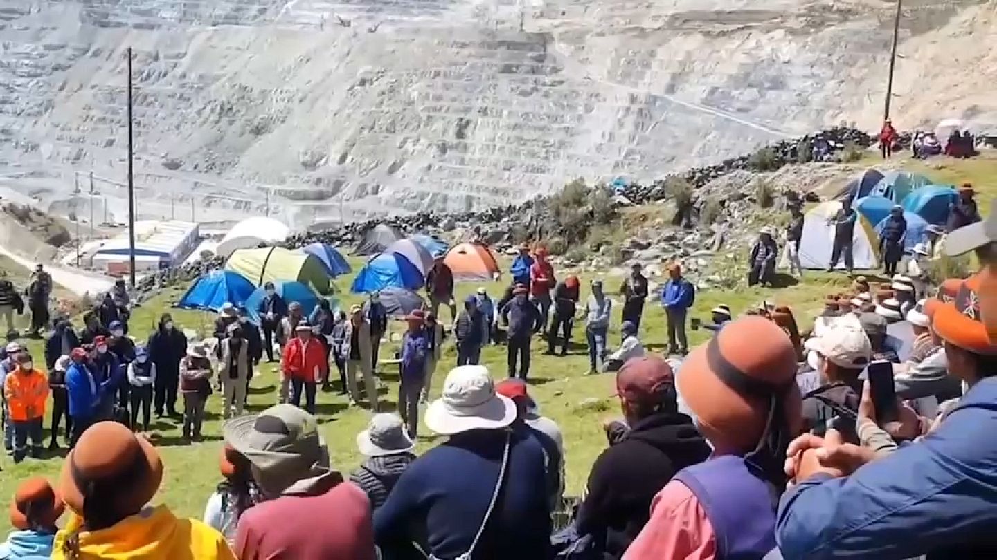 Perú | El desalojo de los comuneros en la mina Las Bambas deja varios  heridos y detenidos | Euronews