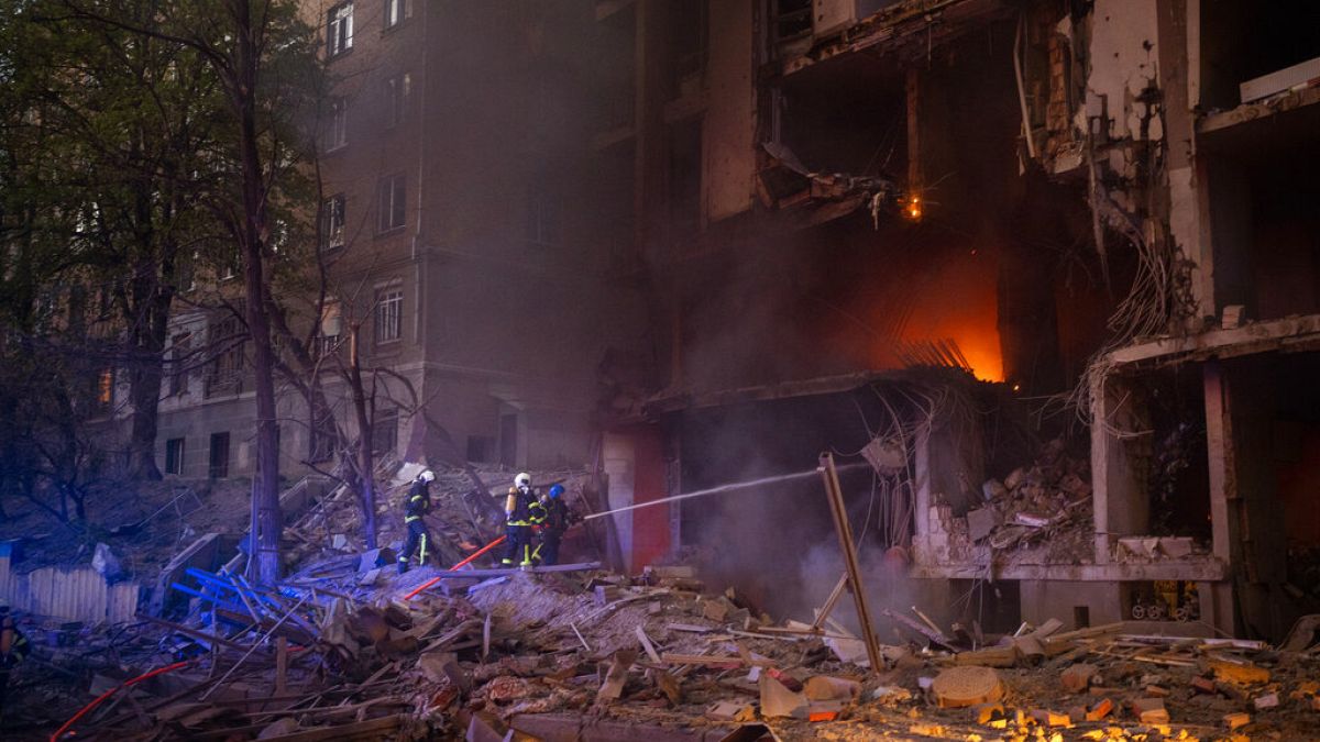 Edifício habitacional em Kiev, Ucrânia, após bombardeamento, esta quinta-feira