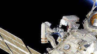 رائدا الفضاء الروسيان يقومان بتثيت الذراع الأوربية