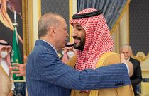 Presidente turco, Recep Tayyp Erdogan, e príncipe herdeiro da Arábia Saudita, Mohamed bin Salman