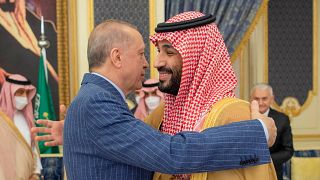 El presidente turco, Recep Tayyip Erdogan, abraza al príncipe saudí bin Salmán en Riad, Arabia Saudí