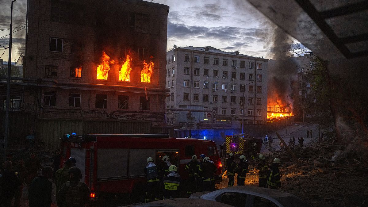 عمال الطوارئ يعملون على إطفاء نيران قصف روسي على العاصمة الأوكرانية كييف في  28 أبريل 2022، عقب اجتماع الرئيس فولوديمير زيلينسكي مع الأمين العام للأمم المتحدة أنطونيو غوتيريش.