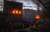 Deux bâtiments, dont un immeuble résidentiel à Kyiv, touchés par des frappes russes
