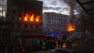 عمال الطوارئ يعملون على إطفاء نيران قصف روسي على العاصمة الأوكرانية كييف في  28 أبريل 2022، عقب اجتماع الرئيس فولوديمير زيلينسكي مع الأمين العام للأمم المتحدة أنطونيو غوتيريش.