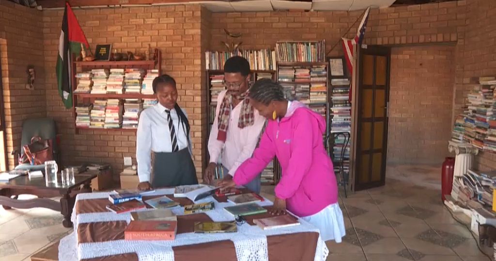 South Africa Small bring literature to townships Africanews