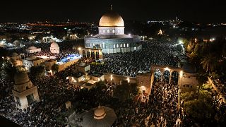 Fiéis islâmicos rezam na Noite do Destino, na Esplanda das Mesquitas, em Jerusalém