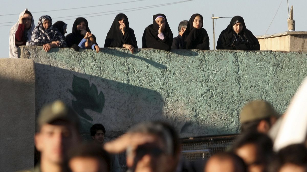 Archív fotó: nyilvános akasztás közönsége az iráni Kazvin városában