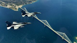 Yunan hava kuvvetlerine ait uçaklar Ege Denizi üzerinde uçuyor